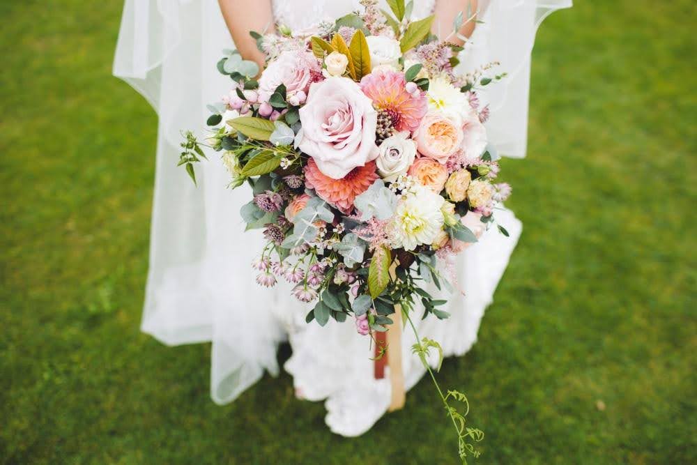 the-beauty-of-cascading-bouquets-drama-and-elegance-in-floral-design2